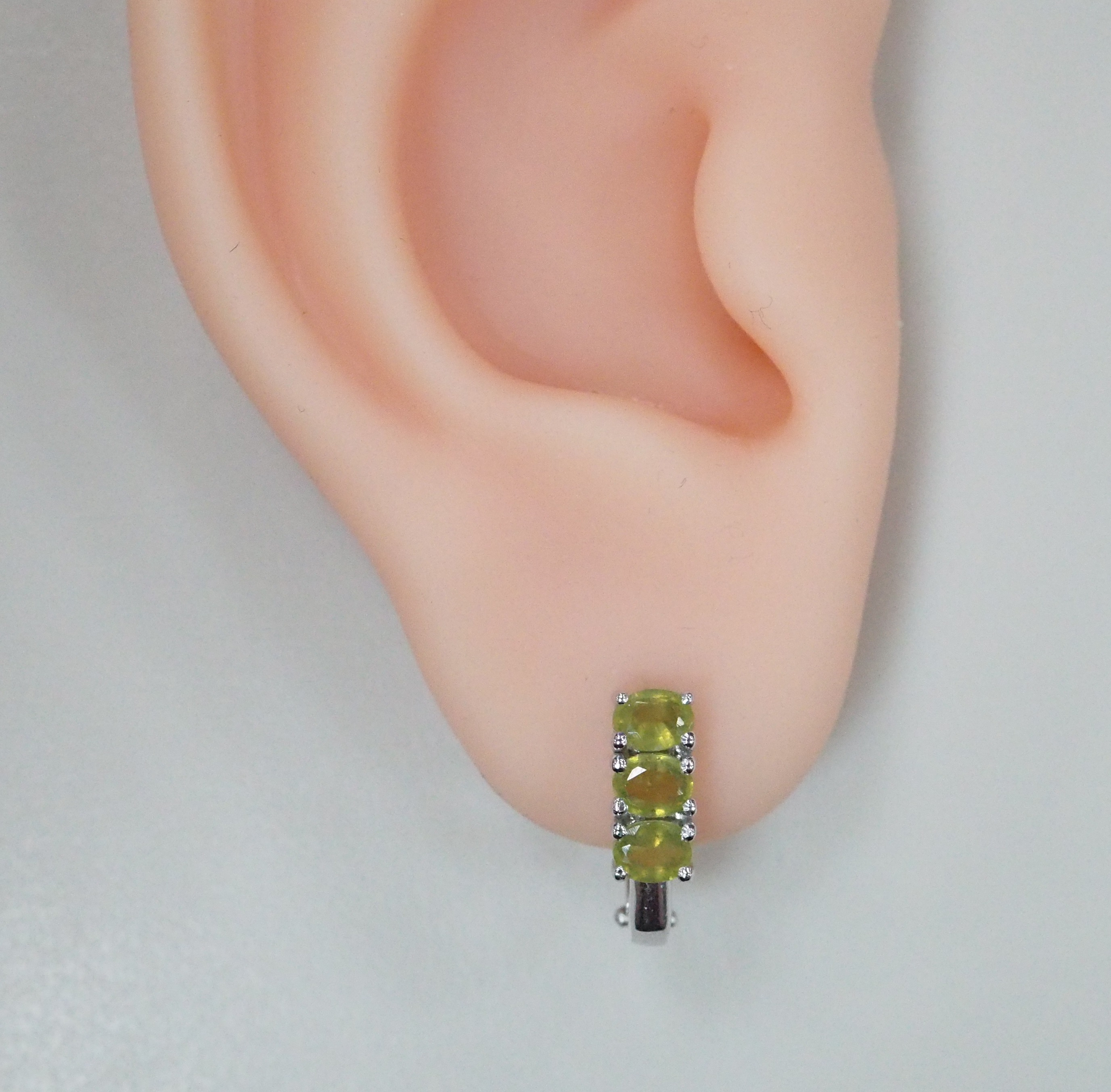 Серебряные серьги с зелеными сапфирами